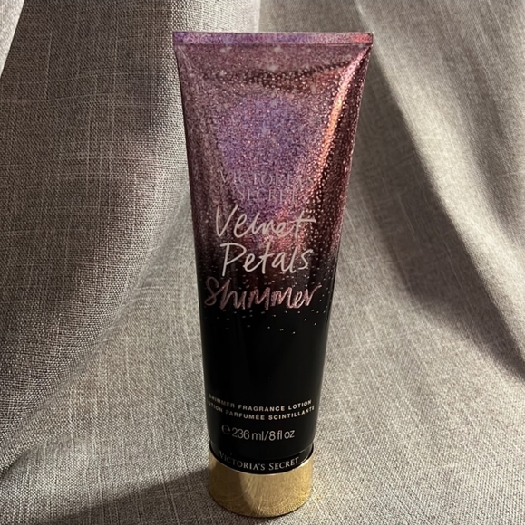 Victoria’s Secret Velvet Petals Shimmer Fragrance Lotion - New Never opened - Picture 3 of 3